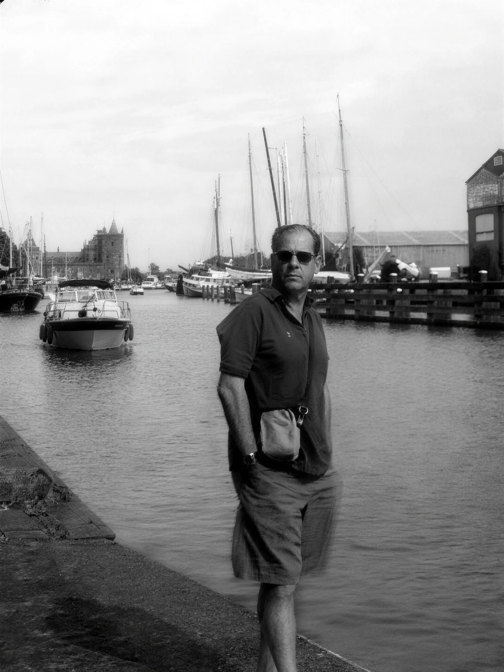 Retrato en blanco y negro del pintor junto a un puerto